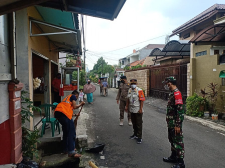 24 Pelanggar Tibmask di Sukabumi Utara Disanksi Menyapu Jalan