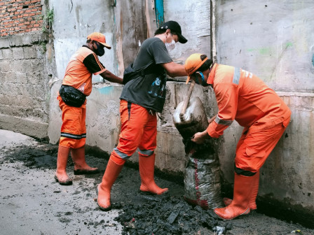 PPSU Kedoya Utara Kuras Saluran di Jalan H Suud