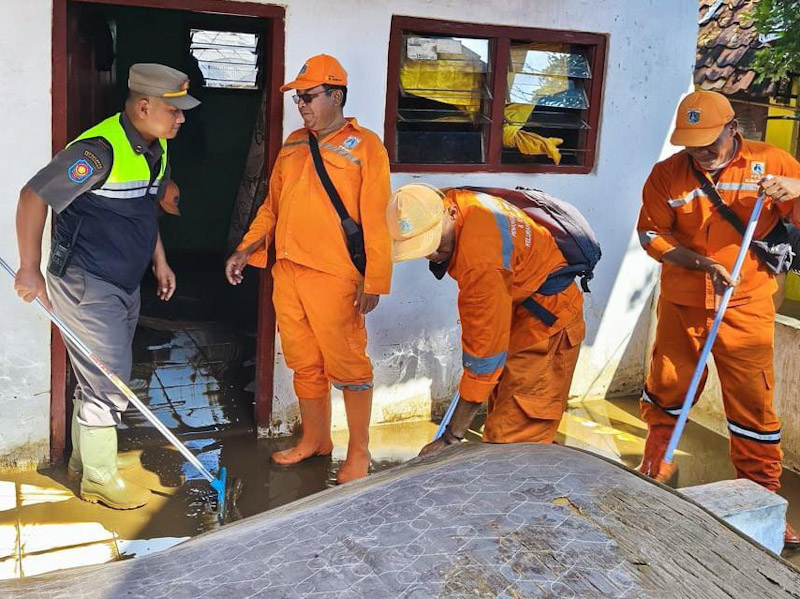 Personil Gabungan di Jaksel Bantu Tangani Genangan di Sejumlah Wilayah