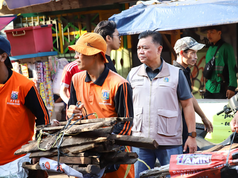 Petugas dan Warga Bersihkan Lingkungan di Petamburan 