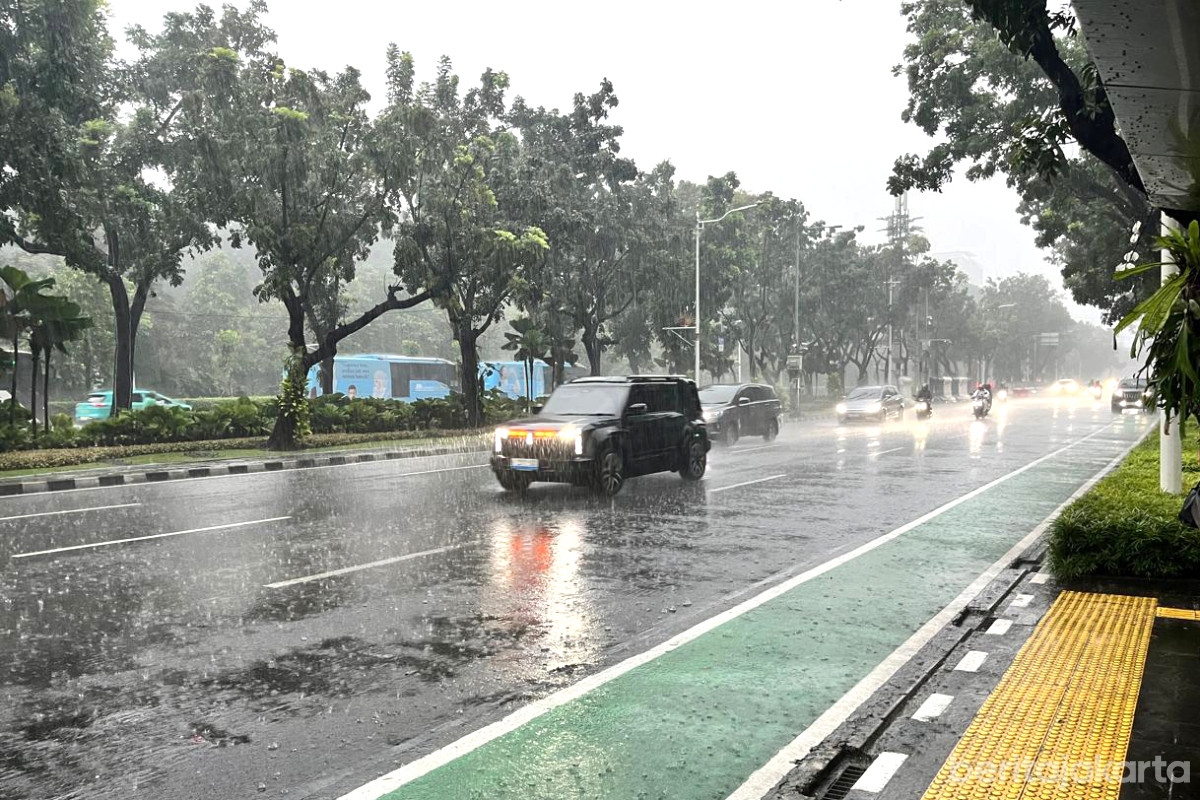 Sejumlah kendaraan melintas saat hujan basahi wilayah Jakarta dan sekitarnya