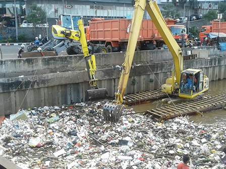 Delapan Ton Sampah Diangkut Dari Kali BKB Jakbar
