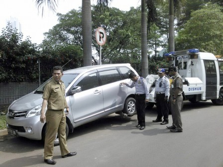 11 Kendaraan di Karet Kuningan Diderek