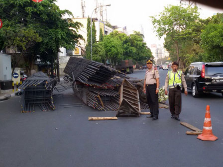  Waspada, Material Besi Tumpah di Jl Kwitang Raya