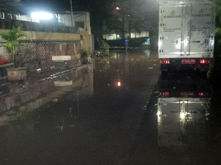 Drainase Tersumbat Sampah Kemang Raya Kembali Tergenang