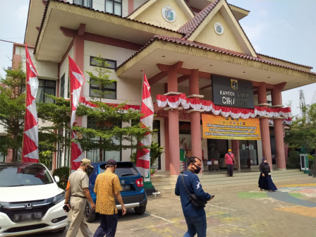 Kantor Kecamatan Ciracas Dipercantik dengan Dekorasi Merah Putih