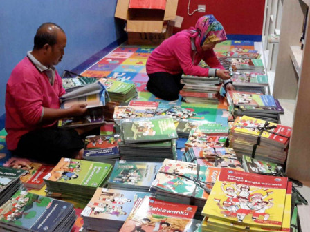  RPTRA Taman Sawo Dapatkan Sumbangan 970 Buku Soal 