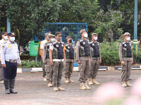  50 Personel Satpol PP Bantu Pegawasan Prokes di Taman Margasatwa Ragunan 