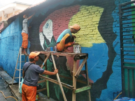 Mural Tema Burung Hiasi Tembok Jalan Telaga Indah