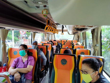 Puluhan Bus Sekolah Fasilitasi Transportasi Tenaga Medis