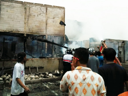  Kebakaran Belasan Rumah di Pesing Garden Berhasil Dipadamkan 