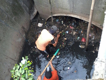 Sampah Sebanyak 16 Karung di Saluran PHB Jl TB Simatupang Diangkut