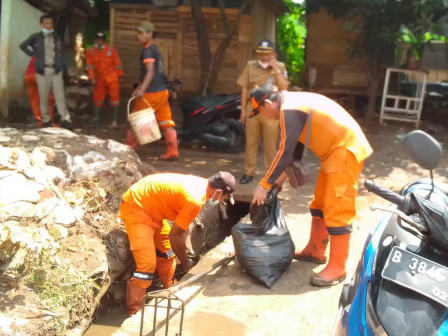  20 PPSU Atasi Sampah dan Lumpur Pasca Banjir di Cipinang Muara 