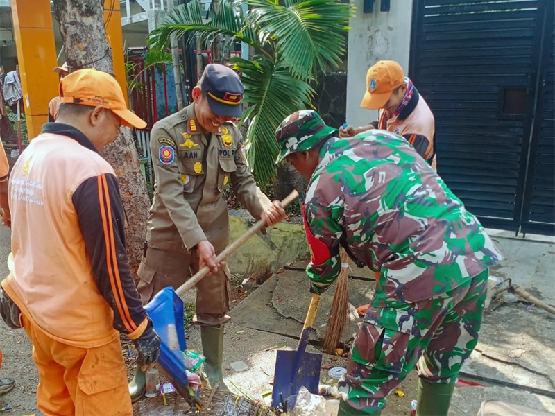 Personel Gabungan Lanjutkan Bersihkan Sampah Pasca Genangan di Bidara Cina