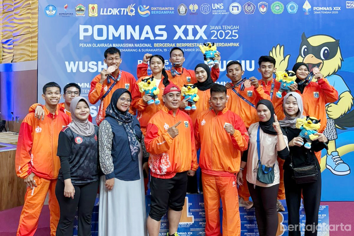 Sejumlah atlet DKI Jakarta menunjukkan medali yang diperoleh di ajang POMNas XIX