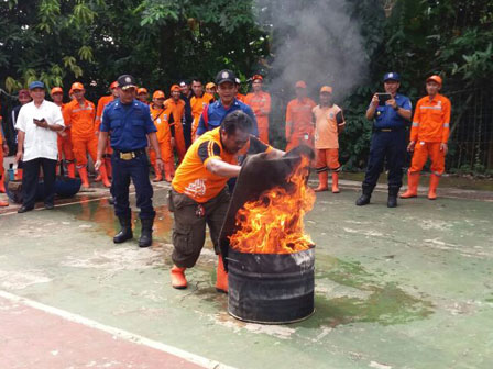  50 PPSU Pondok Ranggon Berlatih Padamkan Kobaran Api