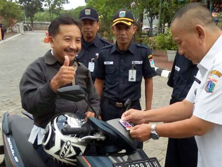 Stiker Parkir Diterapkan di Kantor Wali Kota Jakbar