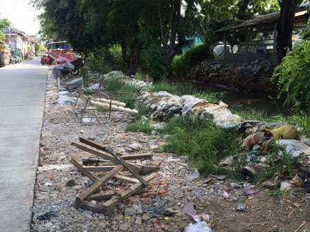  Karung Lumpur dan Material Bangunan Menumpuk di Jl Kebon Nanas Selatan