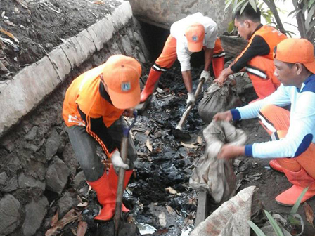 Saluran Jalan Akses Marunda Dikuras