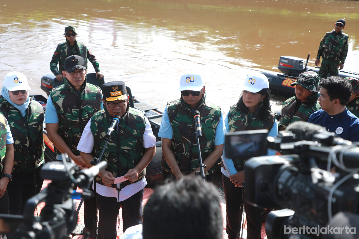 Pramono Anung memberikan keterangan saat acara Susur sungai di Jalan Inspeksi Ciliwung