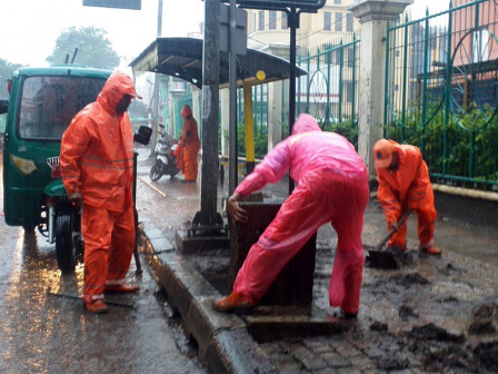  PPSU dan Bina Marga Bersihkan Tali Air di Jalan Kamal Raya