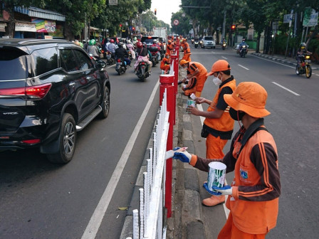  35 PPSU Mengecat Pagar Pembatas di Jl Raya Bogor 