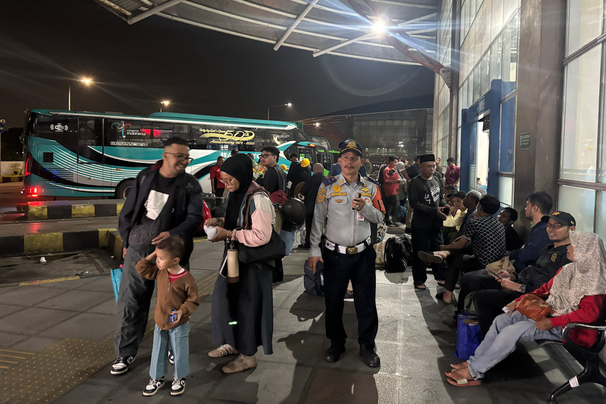 Pemudik di Terminal Terpadu Pulo Gebang H-1 Natal