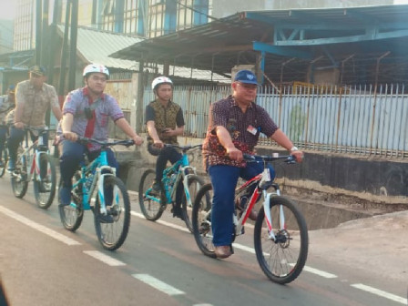 Pejabat Jajaran Dishub Gowes Sepeda Mengenakan Batik