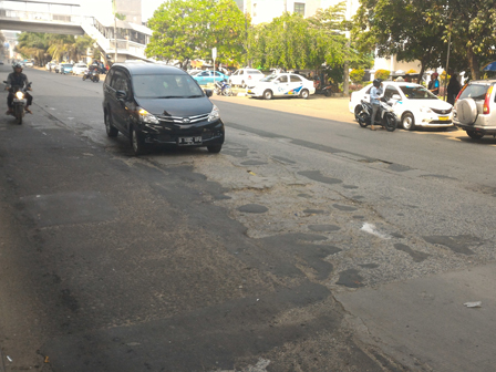 Jalan Rusak, Pengendara Agar Waspada Melintas di Jl Yos Sudarso