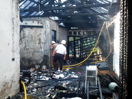 Rumah Terbakar, Pembantu Ditemukan Terikat Dengan Luka Tusuk