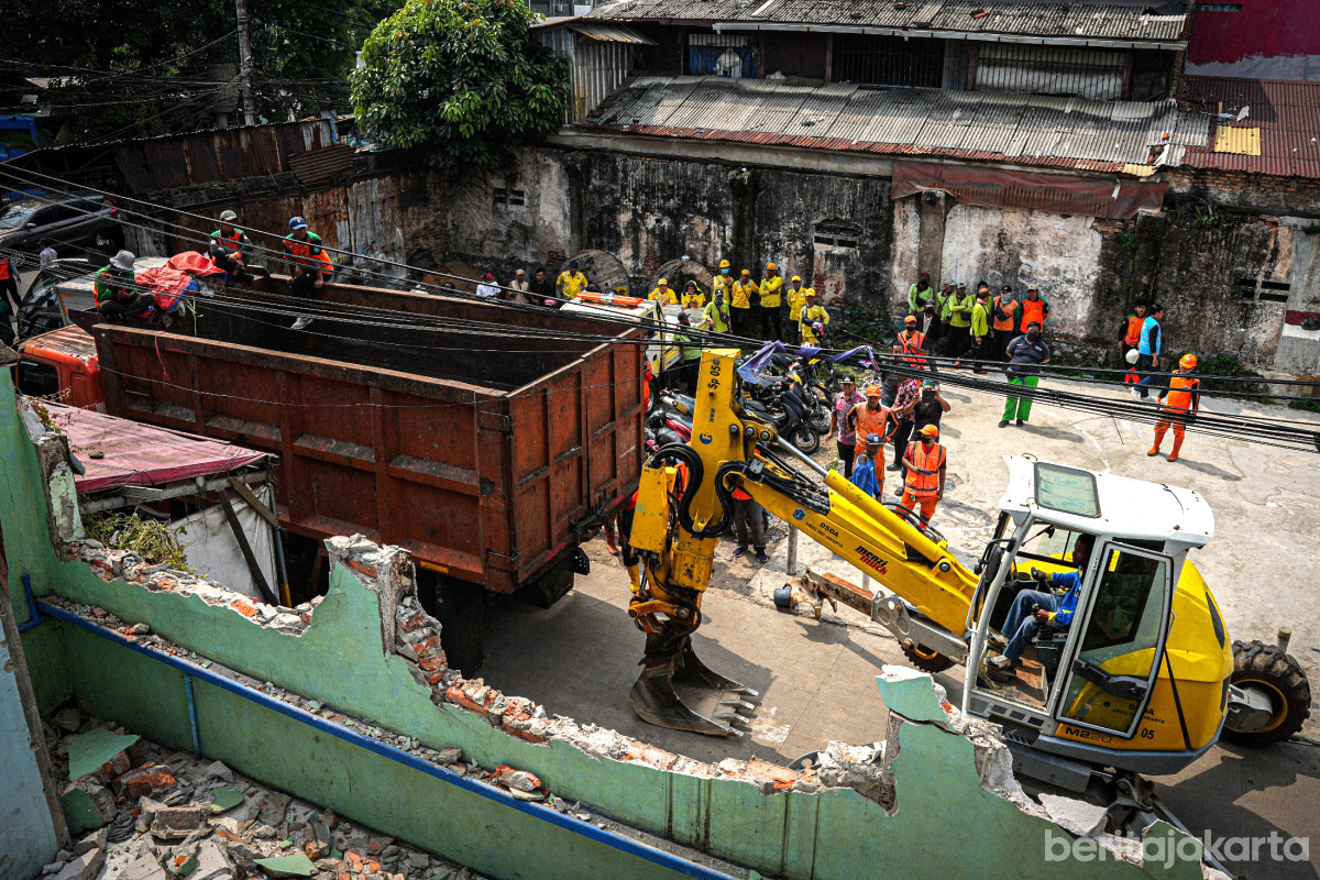 Petugas Gabungan menertibkan 35 Bangunan Liar di Gang Royal Pekojan