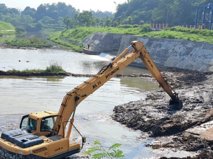 SDA Jaktim Keruk Lumpur di 24 Lokasi 