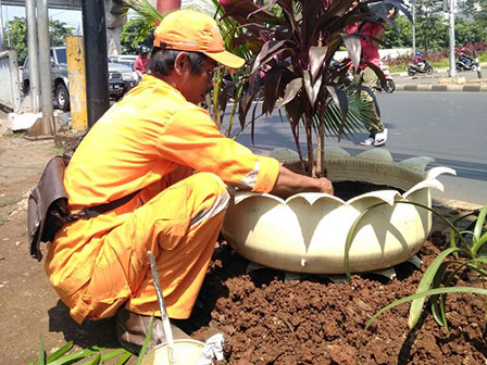 Petugas PPSU Cawang Buat Pot Bunga dari Ban Bekas