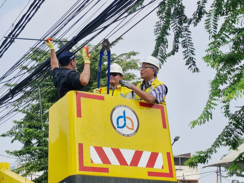 Sudin Bins Marga Jaktim Tertibkan Kabel Udara di Pondok Kelapa