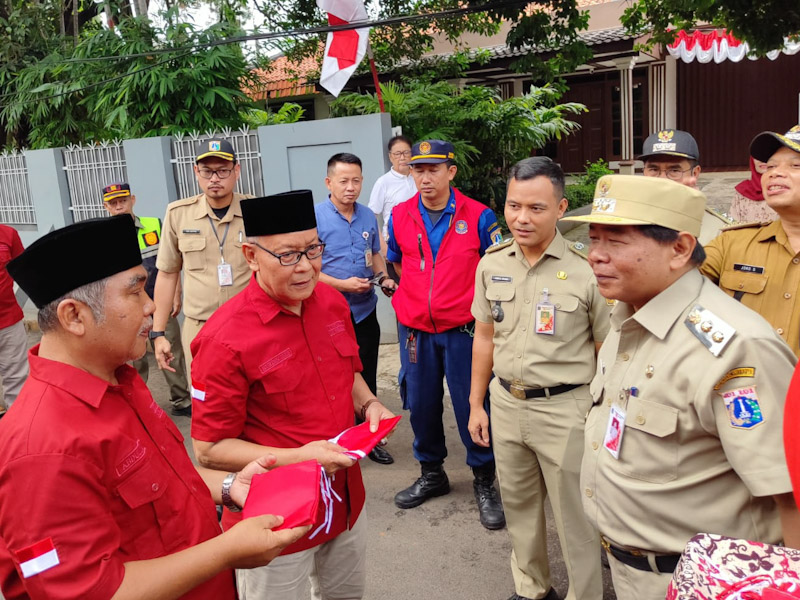 Wakil Walkot Jakbar Pastikan Bendera Merah Putih Berkibar di Rumah Warga 