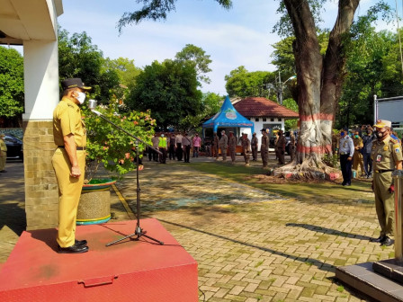 300 Petugas Gabungan Gelar Apel Pengawasan PSBB di Kramat Jati