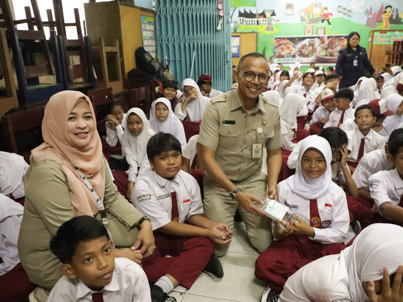  125 Pelajar SDN Cipulir 07 Diberikan Makanan Bergizi Olahan Ikan 