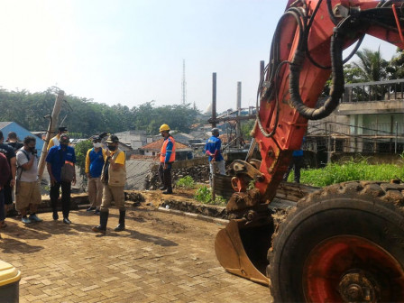  Dua Unit Spider Backhoe Dikerahkan Sudin SDA Jaksel Benahi tanah Longsor di Ciganjur 