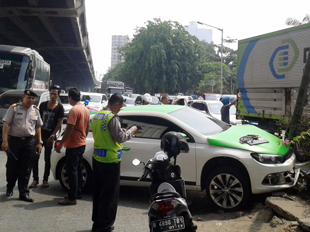 Mobil Buatan German Hantam Marka Jalan di Yos Sudarso