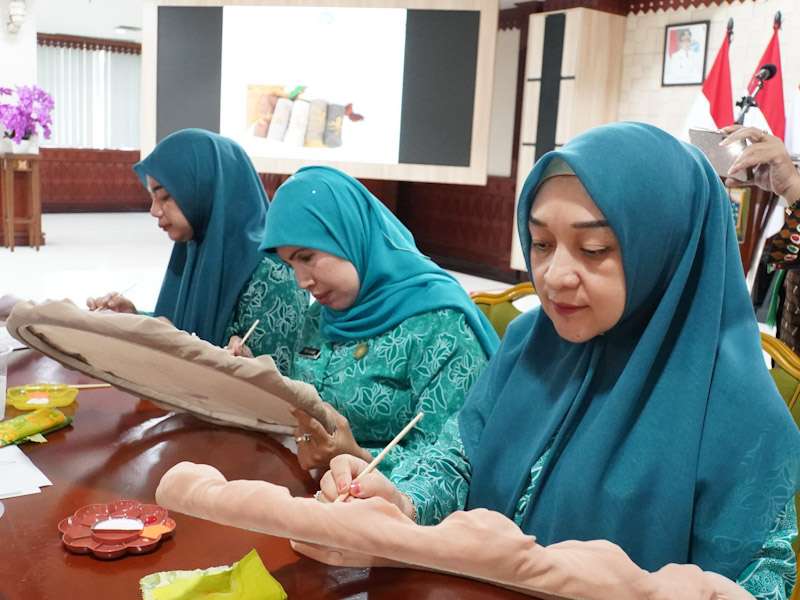  30 Peserta Kader PKK Ikuti Pelatihan Melukis Kerudung 