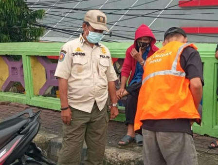 Satpol PP Penjaringan Tindak 22 Pelanggar Tibmask di Jalan Duta Harapan Indah