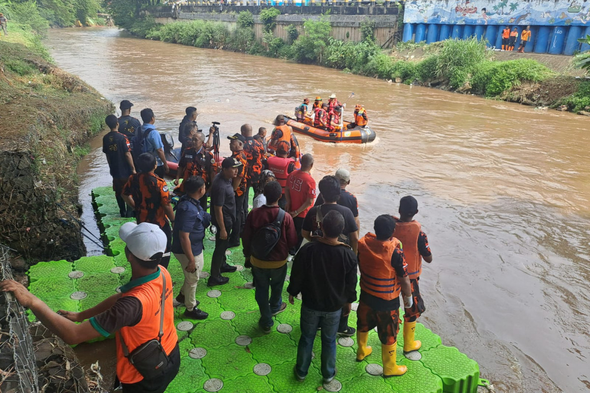 Personel gabungan Tanah Abang gelar bersih - bersig di sungai Ciliwung 