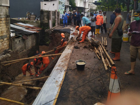 Puluhan Personil PPSU, Gulkarmat dan SDA Dikerahkan Benahi Tembok Ambruk di Ciganjur 