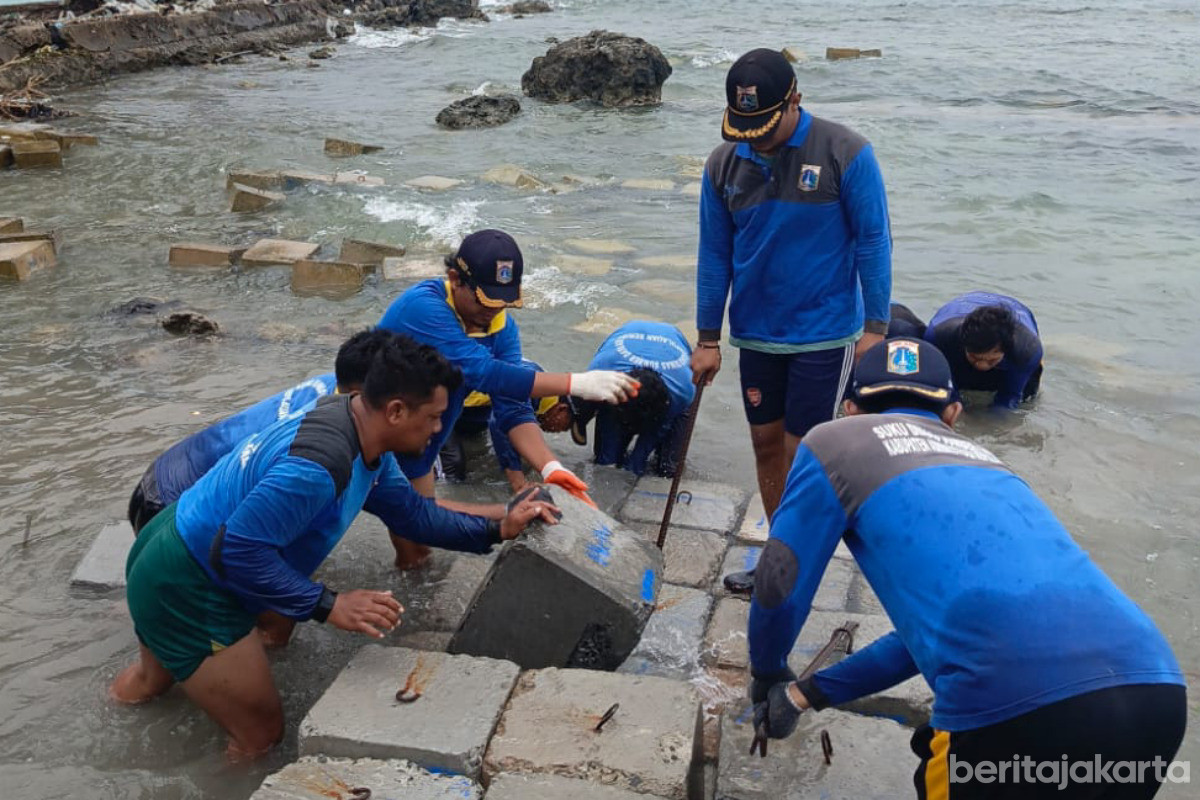 Pasukan Biru Bangun Tanggul Pengaman Pantai di Pulau Tidung 