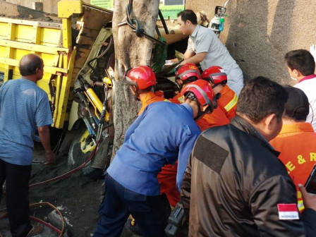 Petugas Sudin Gulkarmat Jaksel Berhasil Evakuasi Korban Kecelakaan