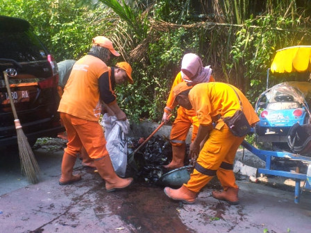 34 PPSU Centim Bersihkan Sampah di Saluran