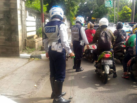  Sudin Perhubungan Jaksel Sisir Ranjau Paku di Jl TB Simatupang 