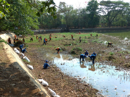  Pemkot Jakbar Adakan Gerebek Sampah di Hutan Kota Srengseng