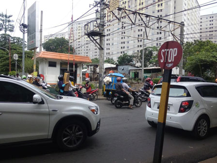 1 Oktober Perlintasan Sebidang Kereta Api di Senen di Tutup