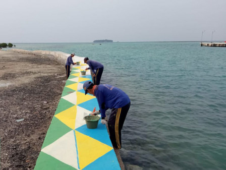 Pengecatan Tanggul di Pulau Panggang Capai 70 Persen